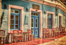 Czy mam prawo nie otwierać drzwi policji?